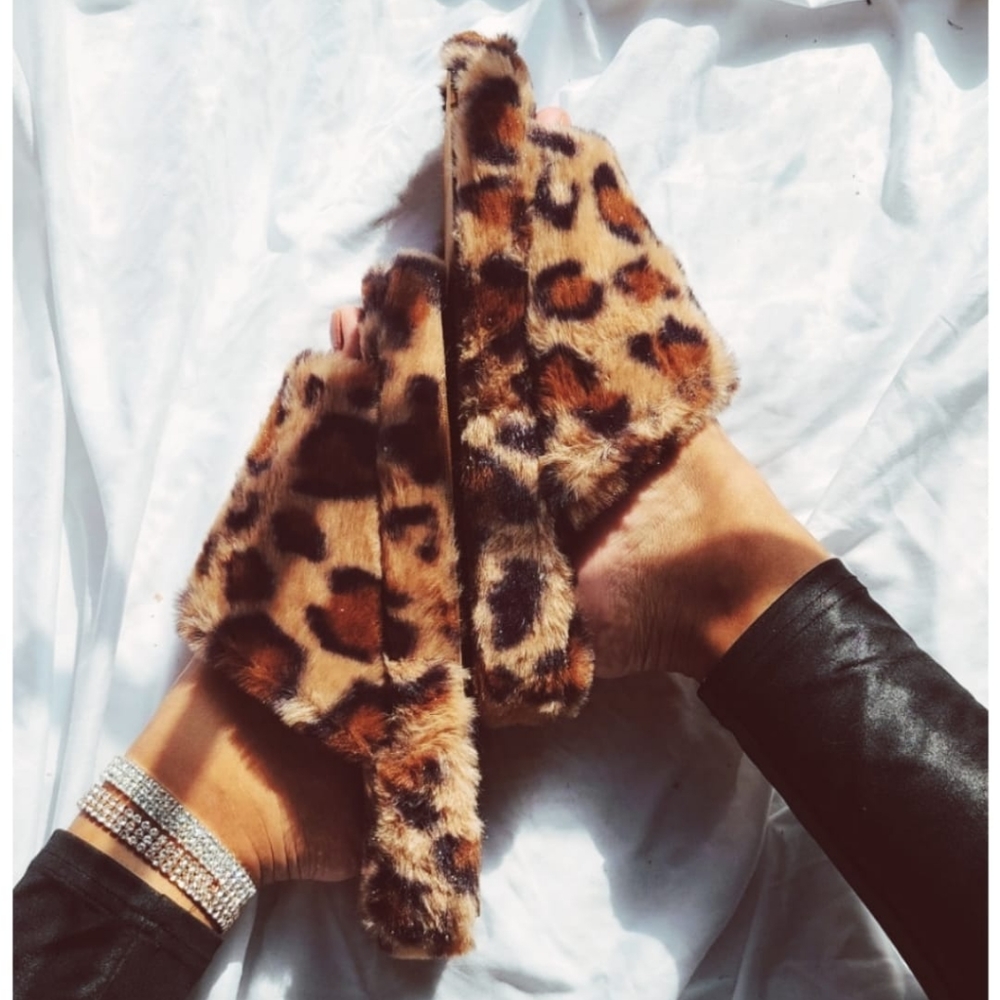 🆕️Comfy Collection// Leopard fur slides - Picture 3 of 4